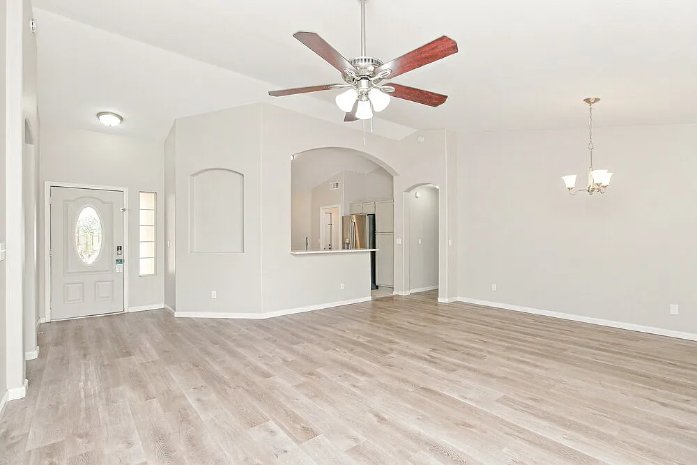 3 bed, 2.0 bath, 1439 sqft, $2,360 — Photo 3