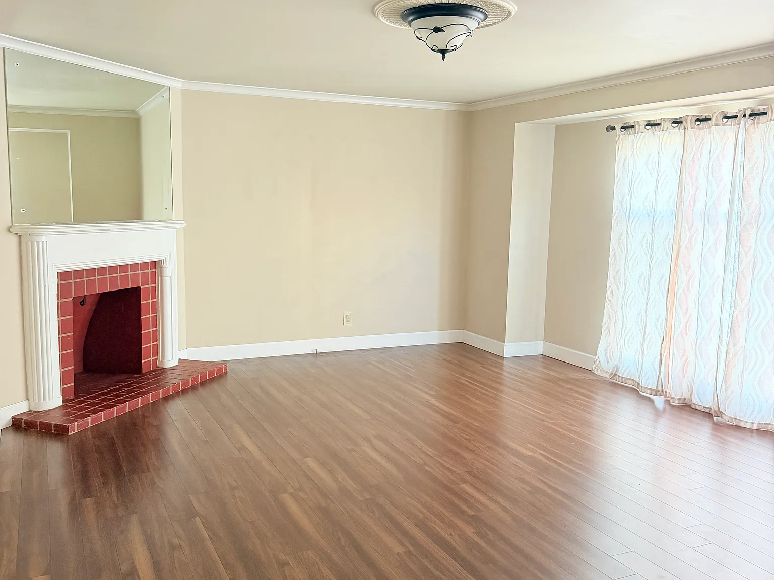 3 bed, 1.5 bath, 1300 sqft, $4,200 — Photo 3