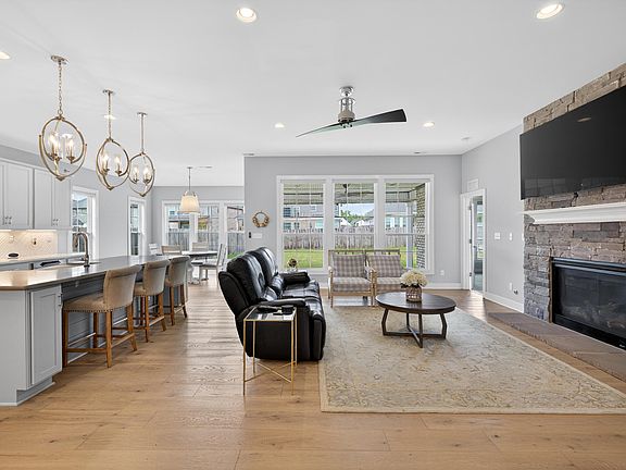 5th image of 248 Squires Cir