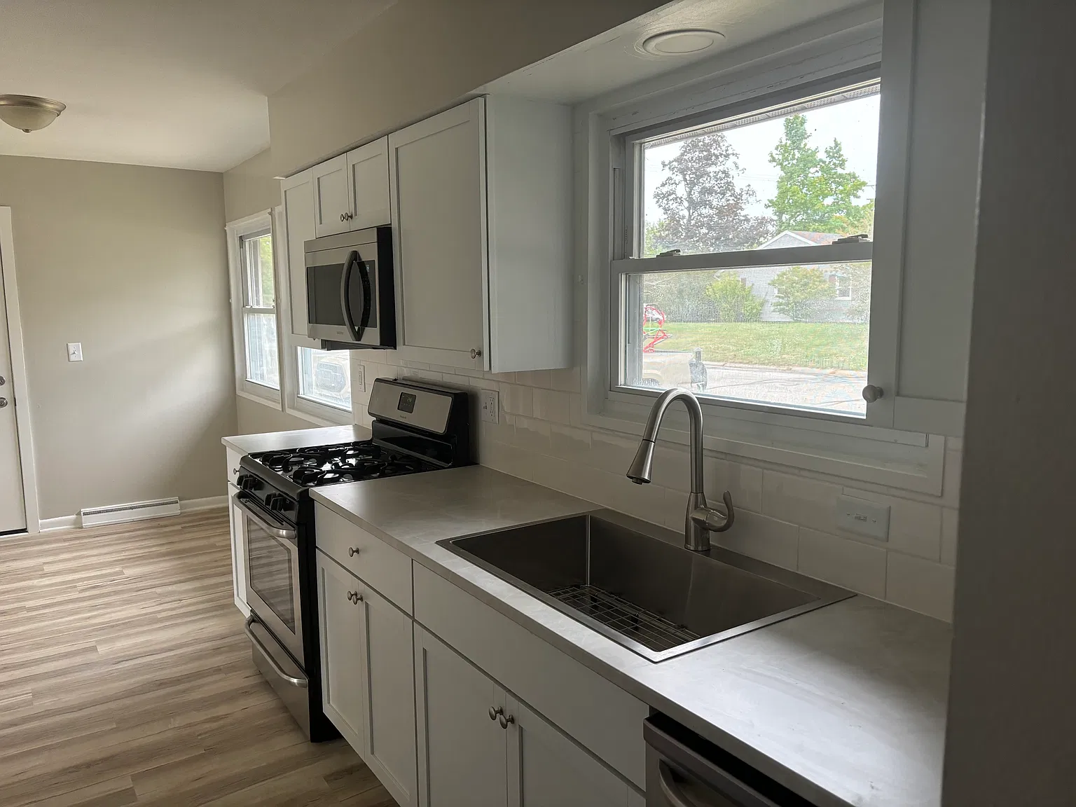 3 bed, 1350 sqft, $2,150 — Photo 4