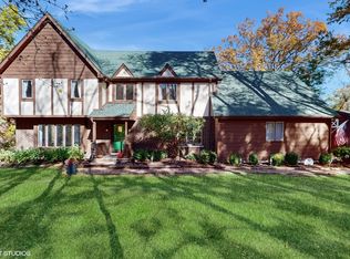 41W970 Woodland Dr, St Charles, IL 60175