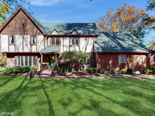 41W970 Woodland Dr, St Charles, IL 60175