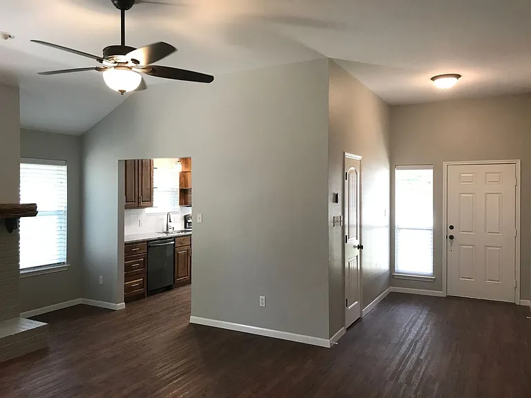 517 Molly Ln — Photo 4