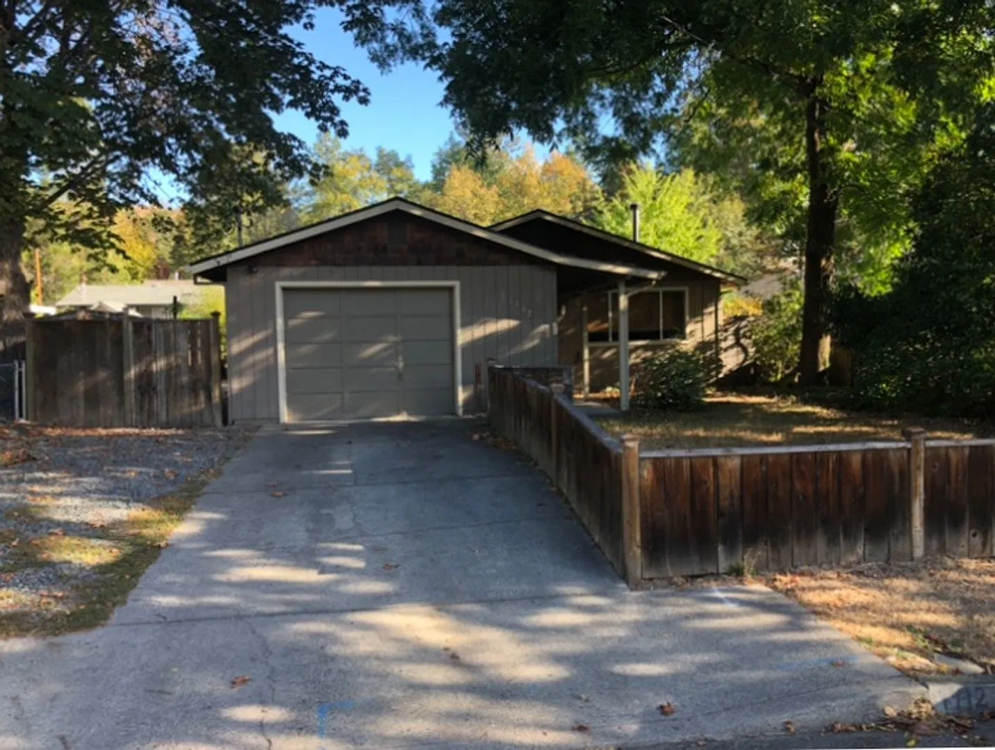 Lovely 3 bedroom 1 bath with a yard, garage & washer/dryer hookups — Photo 1