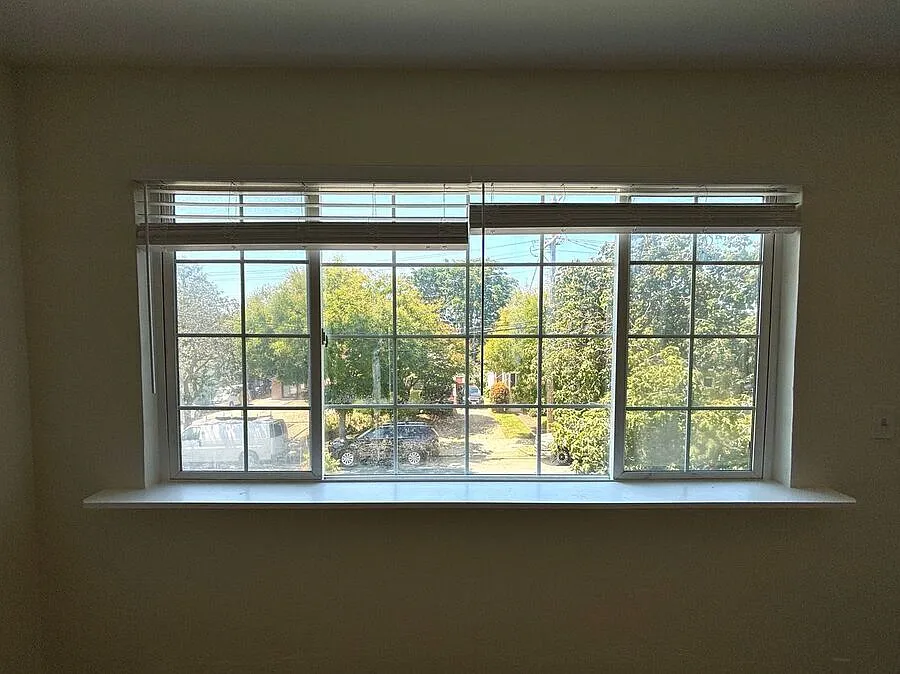 Spacious top floor two bedroom on Strawberry Park. Parking included! — Photo 3