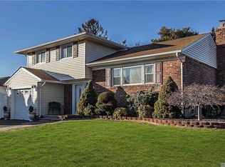 43 Summit St, Hicksville, NY 11801