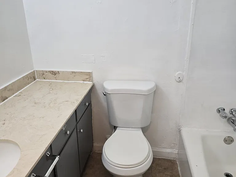 627 N Edison St #21 — Photo 1