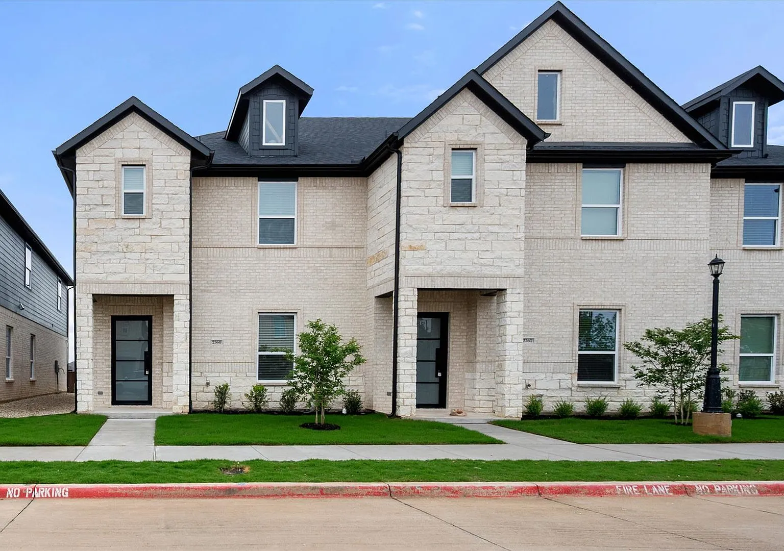 Luxury Arlington Townhome - Gated Community — Photo 2
