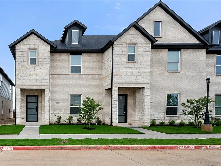 2355 Spring Park Blvd — Photo 2