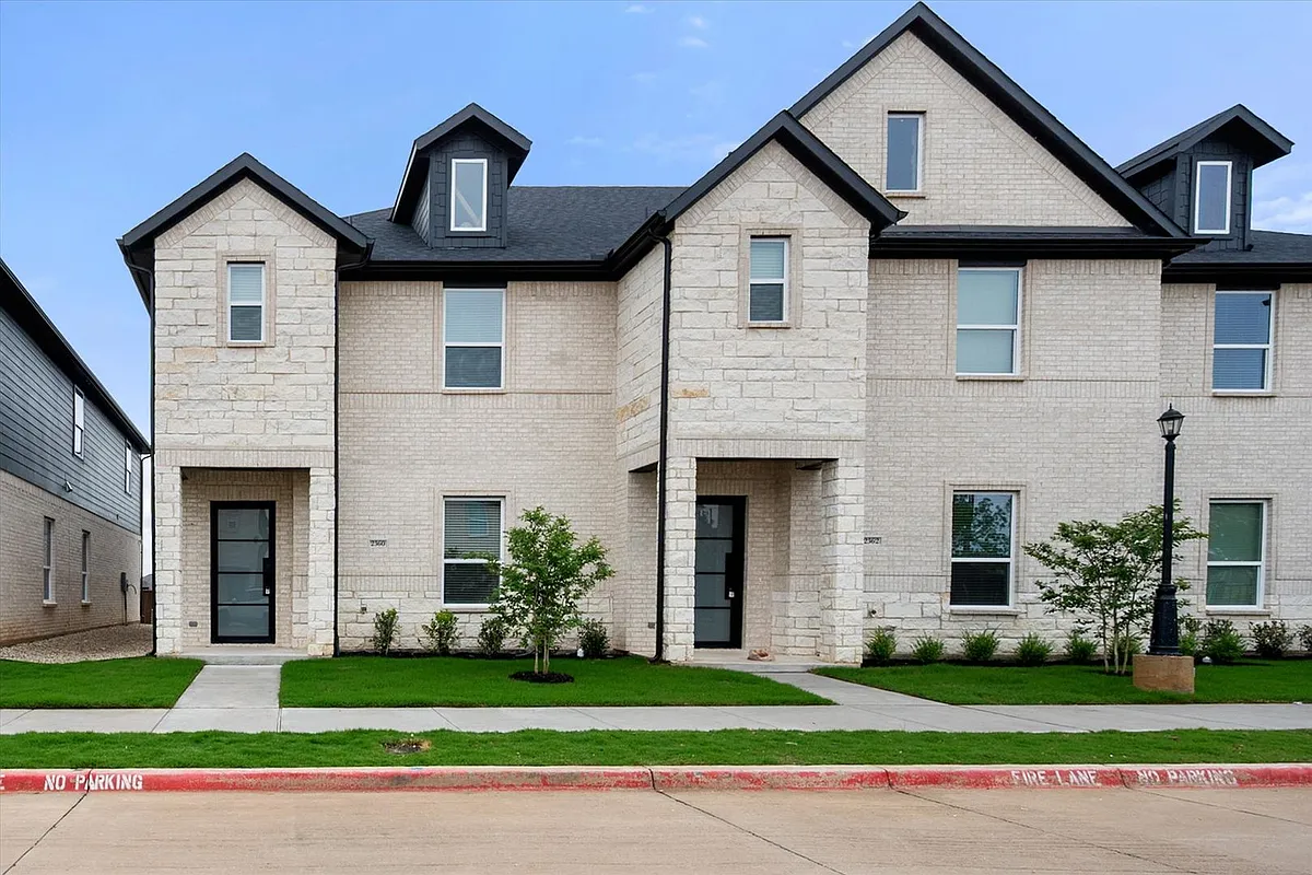 Building Photo - 2355 Park Dr