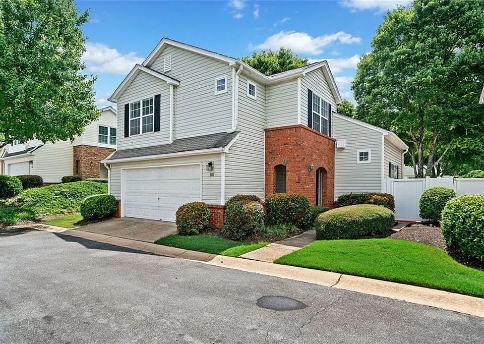 Beautiful home with 2 car garage