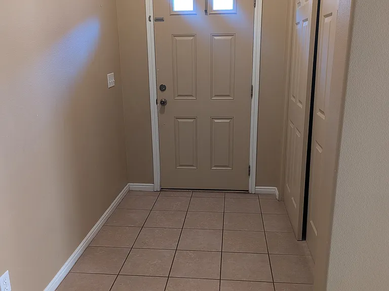 372 Megan Cir — Photo 2