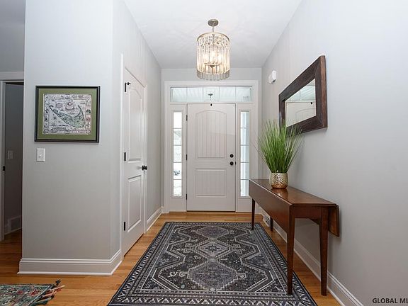 4th image of 7 Kensington Dr N