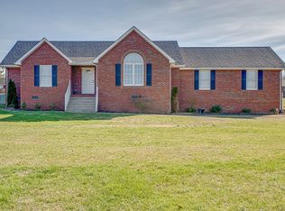 1002 Lakeview Cir, Dickson, TN 37055