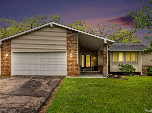 2770 Shady Hollow Dr, White Lake, MI 48383