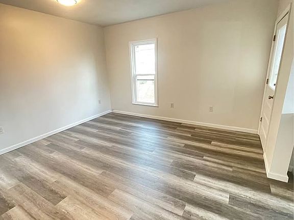 4th image of 107 Dillaye Ave #2
