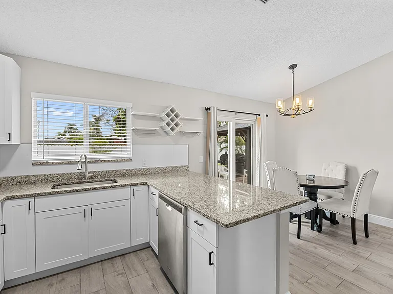 265 SW Dalton Cir — Photo 10
