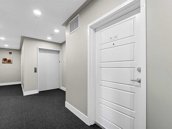 4th image of 499 Meadow Lake Ct S #301