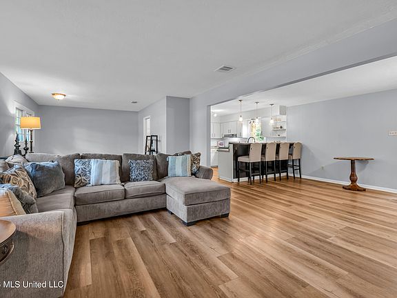 5th image of 2601 Evergreen Ln