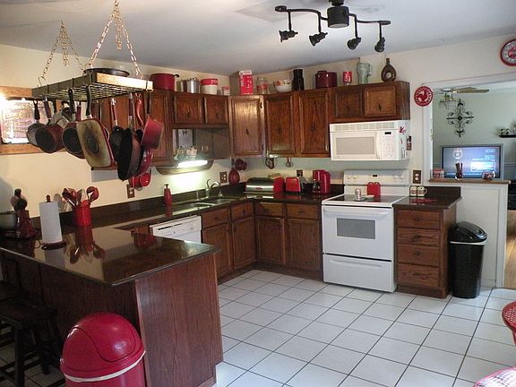 Spacious sunny kitchen