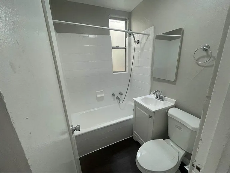 1001-1007 Banning Blvd — Photo 4
