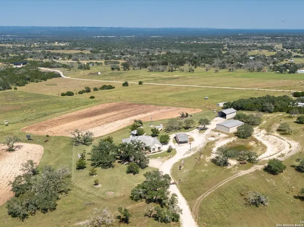 34 Cravey Rd, Boerne, TX 78006
