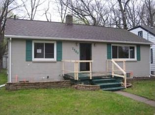 2560 Maplecrest Dr, Waterford, MI 48329