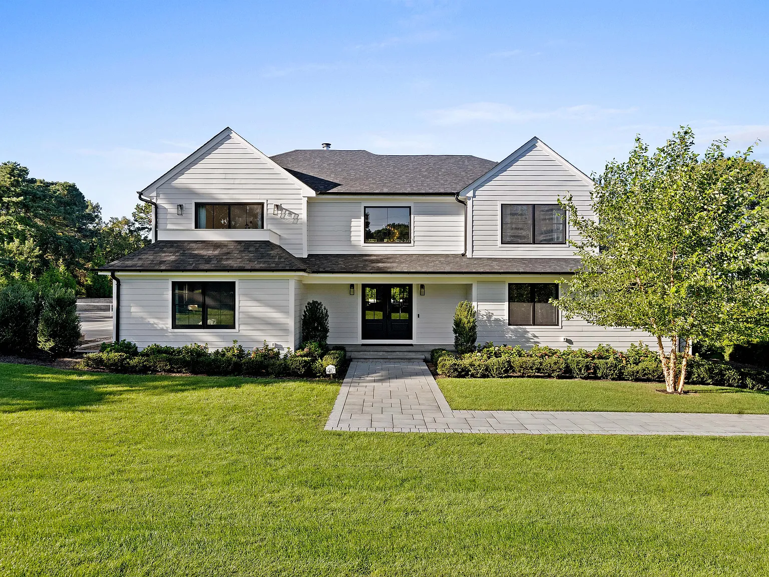 Renovated Southampton Retreat with Heated Pool, Firepit & Tennis — Photo 2