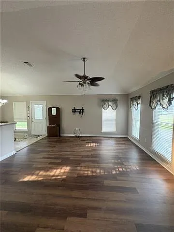 3 bed, 2.0 bath, 1185 sqft, $1,750 — Photo 4