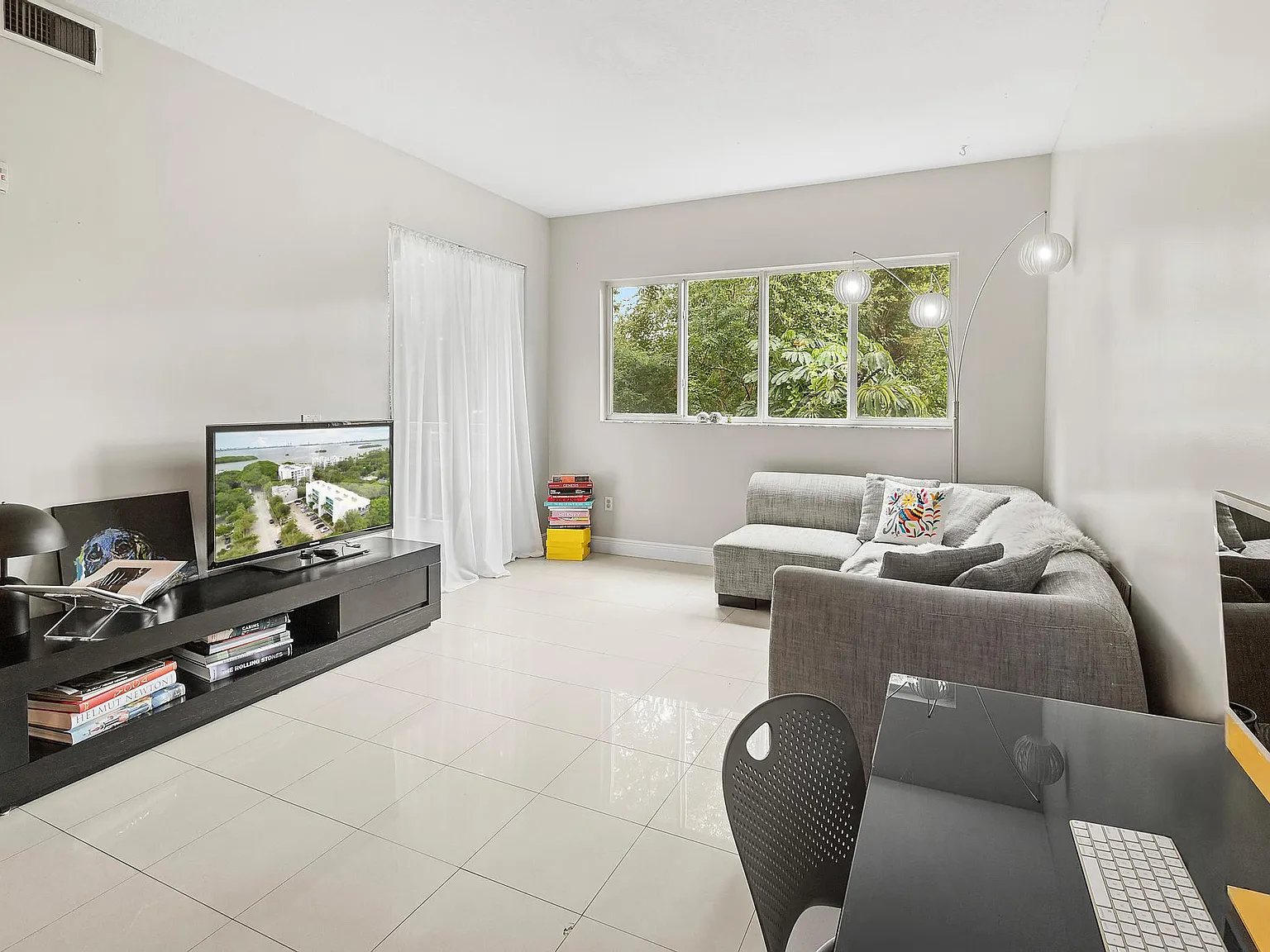 1 bed, 716 sqft, $2,300 — Photo 2