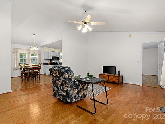 5th image of 32 Meadow Dr