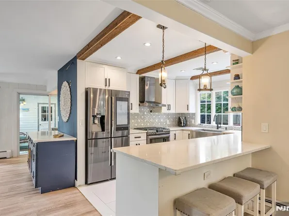 17 Holly Dr, Upper Saddle River, NJ 07458
