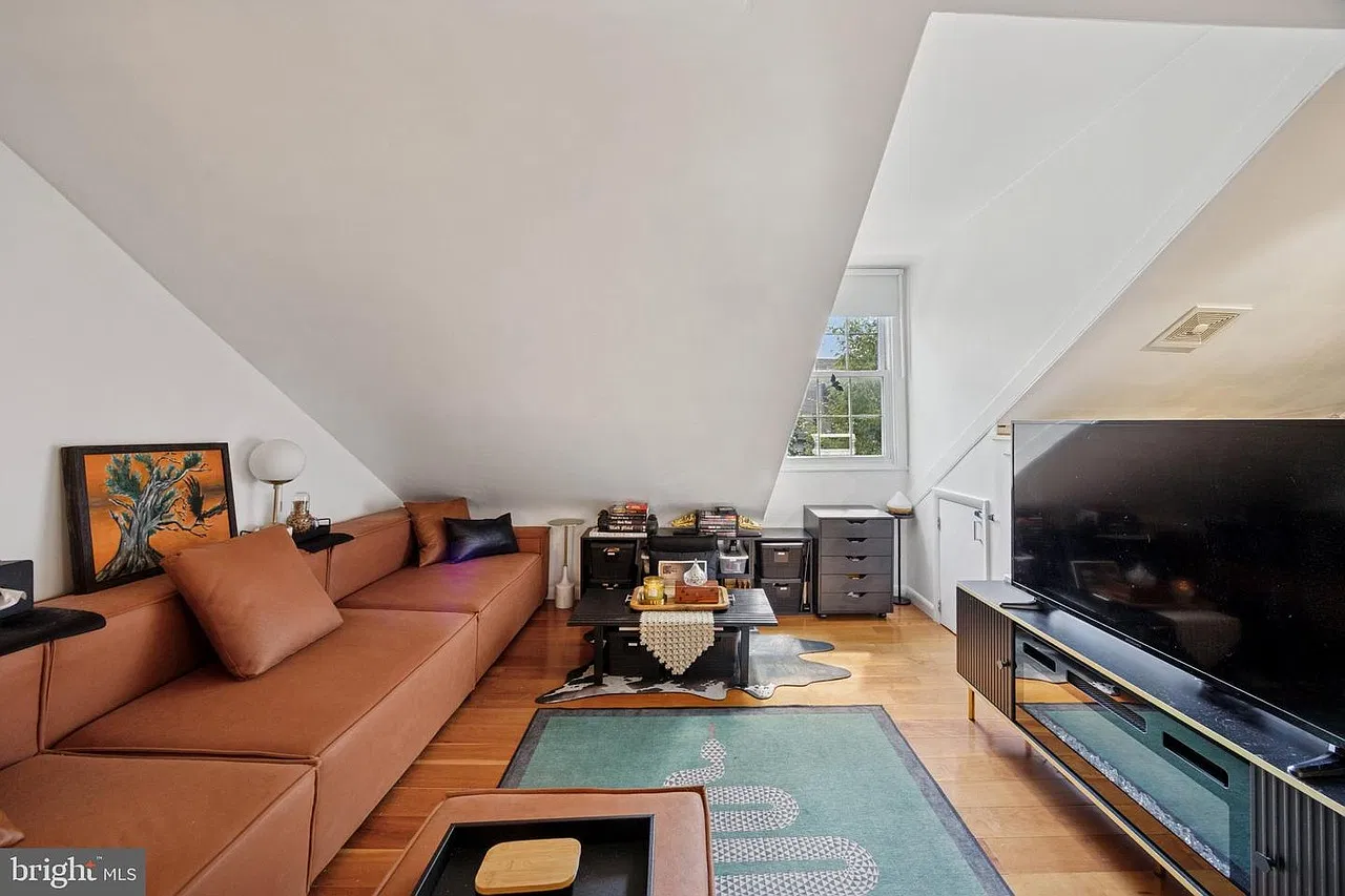 1021 Clinton St — Photo 4