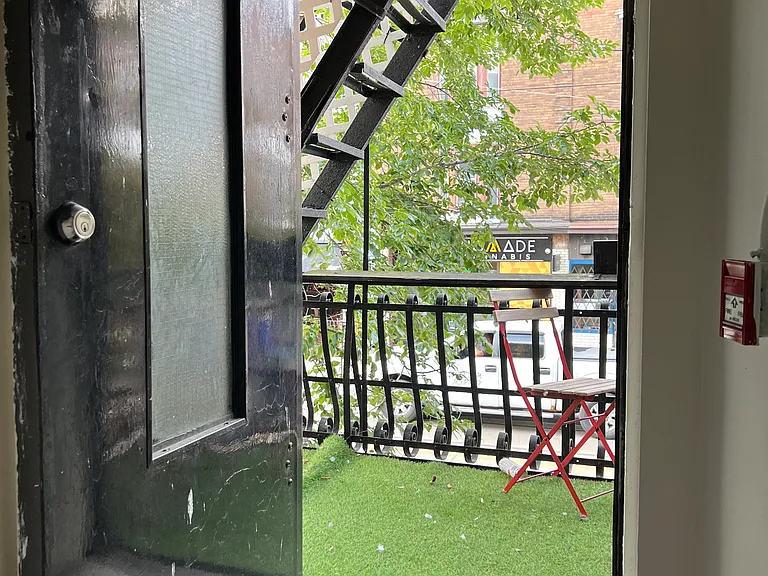 225 Gladstone Ave — Photo 32