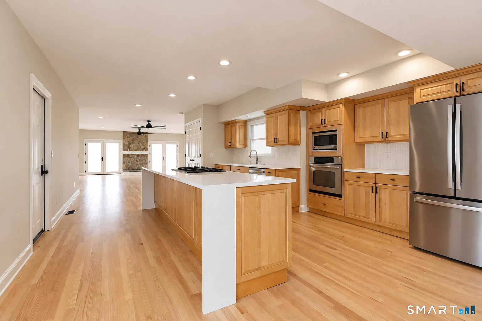 3 bed, 2.0 bath, 2600 sqft, $4,499 — Photo 4