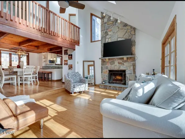 123 Banbury Dr, Bushkill, PA 18324