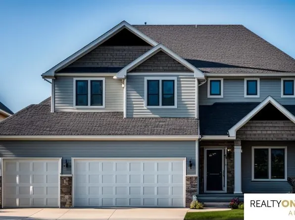 5009 Pinehill Rd, Bellevue, NE 68133