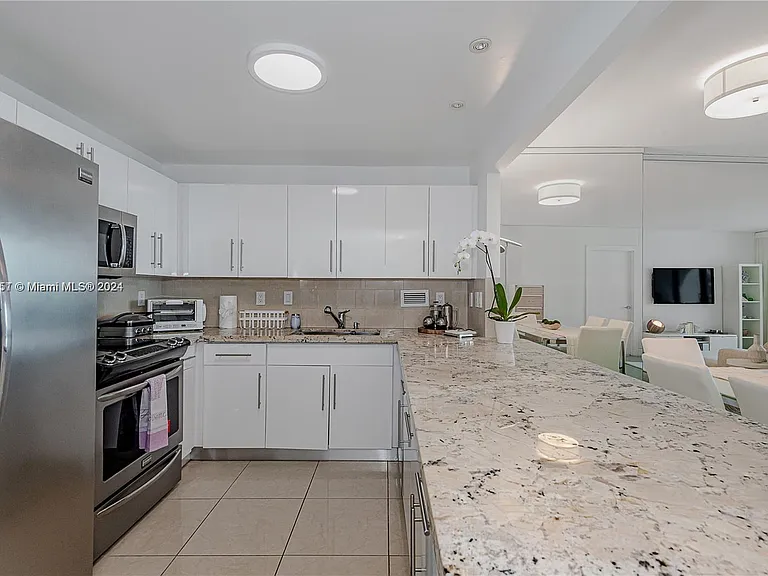 2301 Collins Ave #938 — Photo 15