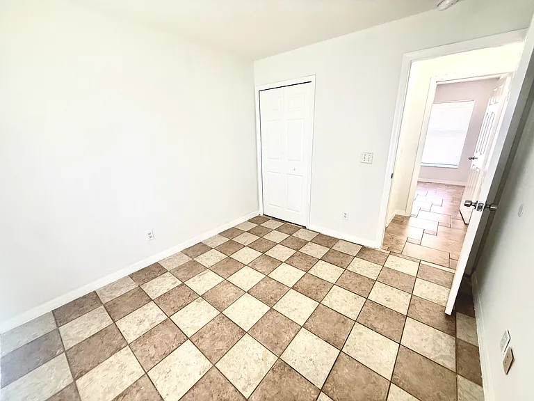 1241 Ermine St E — Photo 18