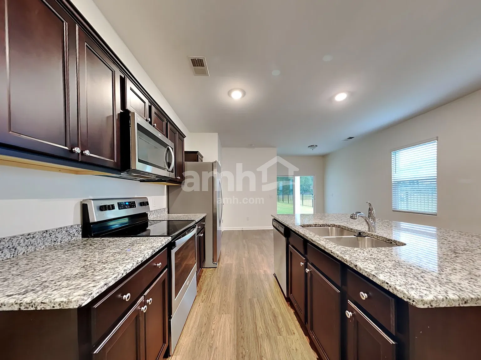 3 bed, 2.0 bath, 1412 sqft, $2,075 — Photo 3