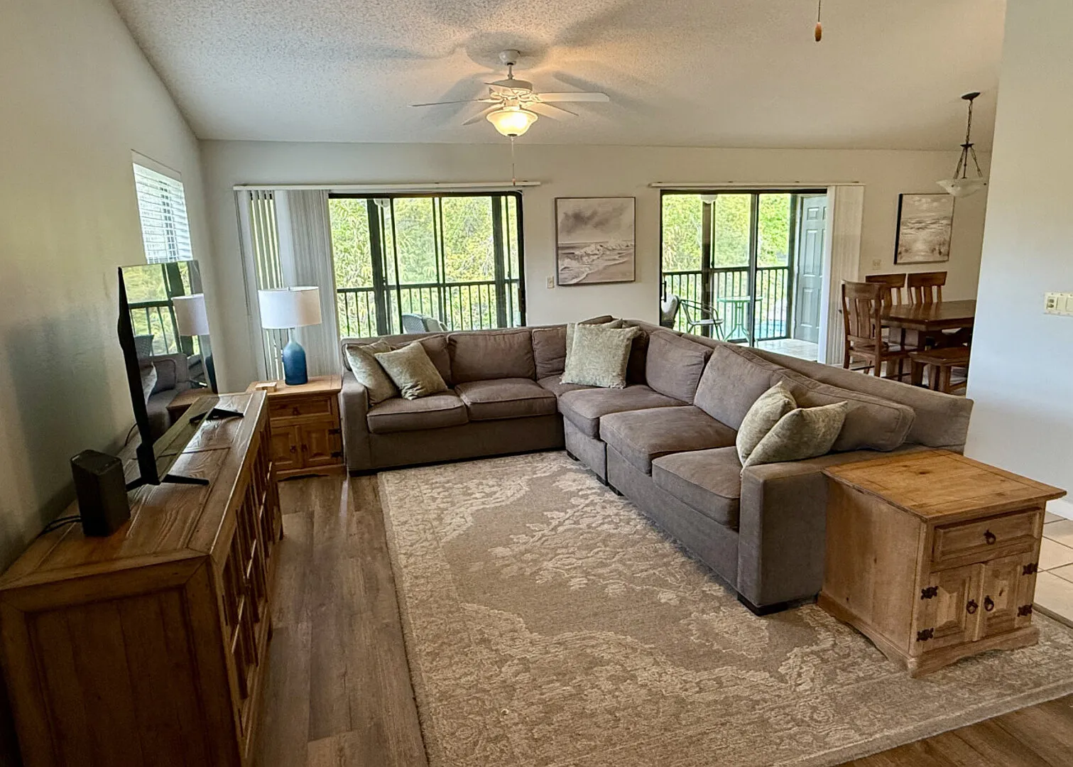Private Retreat Under Oak Canopy Minutes from Beach — Photo 3