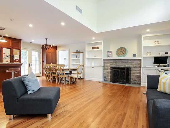 3rd image of 20 Doris Dr
