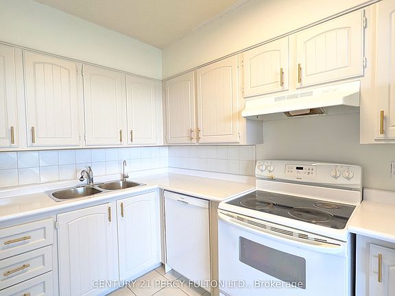 5th image of 33 Harbour Sq #1823