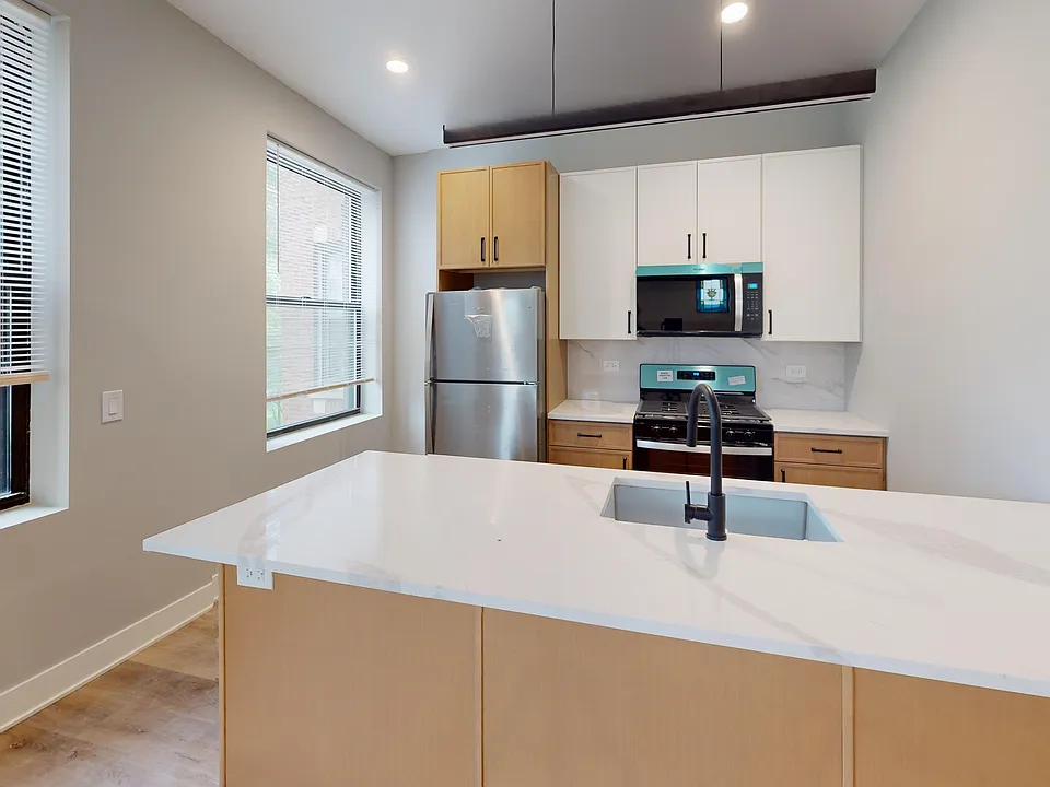 2401 N Kedzie Blvd #2