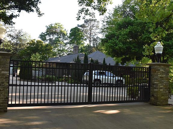3rd image of 2653 Overhill Cir