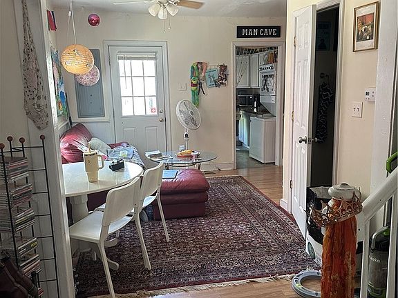 4th image of 806 Spring St