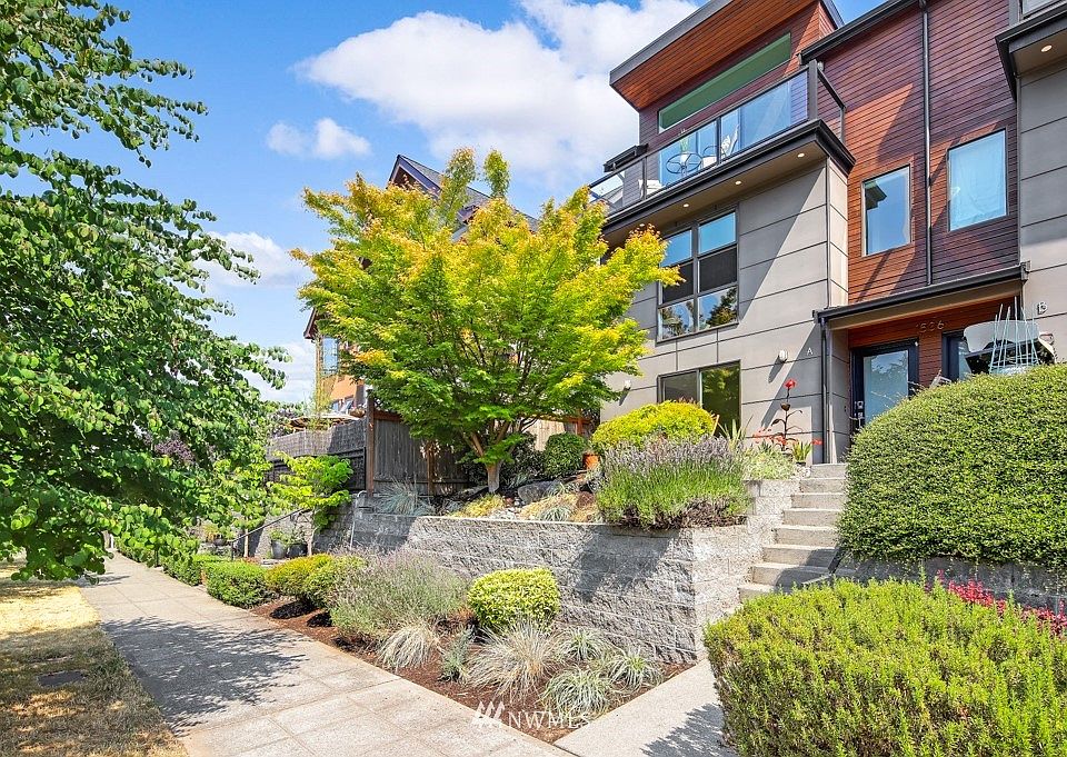 Stunning North Admiral Townhome 