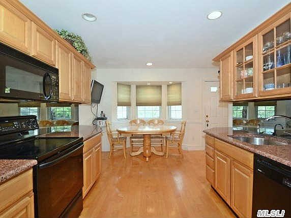 3rd image of 124 Woodlake Dr W