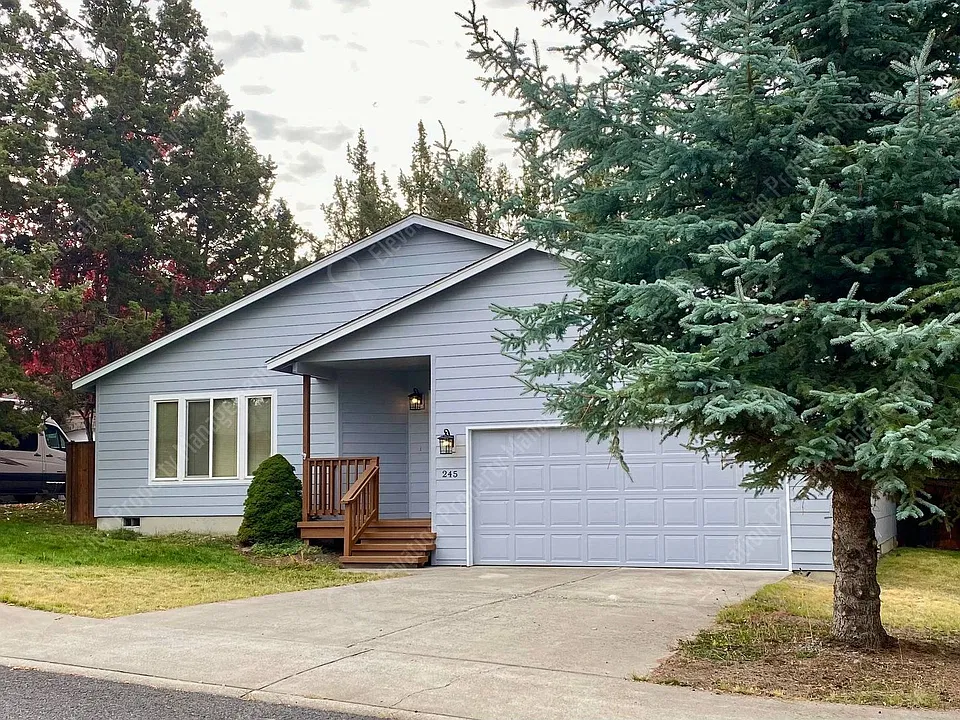 245 SW James Dr