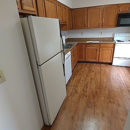4th image of 14 N Sutphin St #14